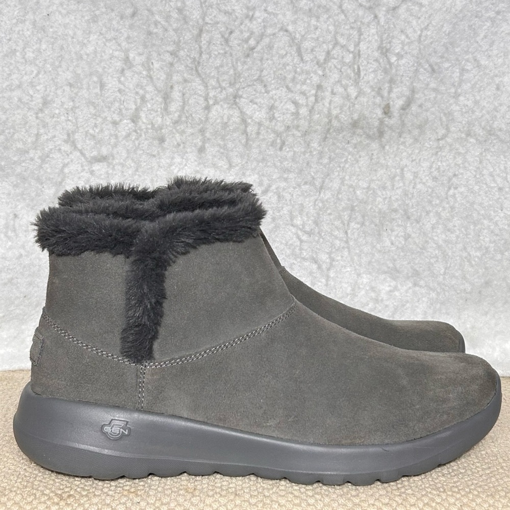 Skechers Womens Grey Suede On the Go Joy Bundle Up Faux Fur Slip On Boots SZ 9.5